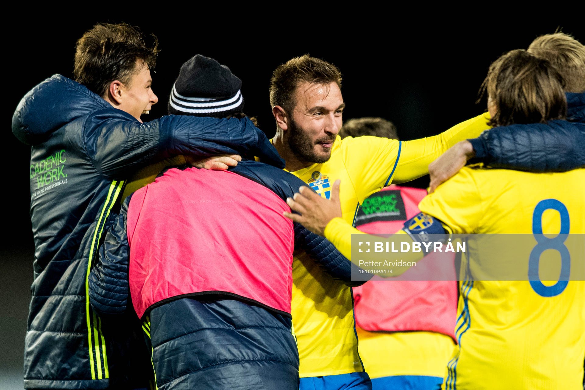 Sveriges Muamer Tankovic (m) jublar