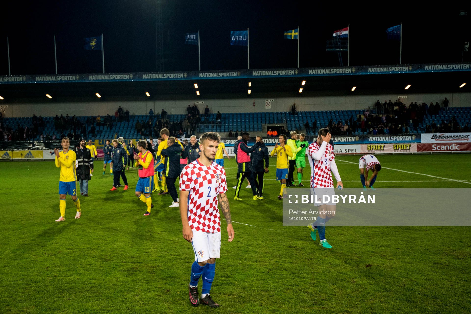 Kroatiens Dino Mikanovic och Antonio Milic deppar när dom