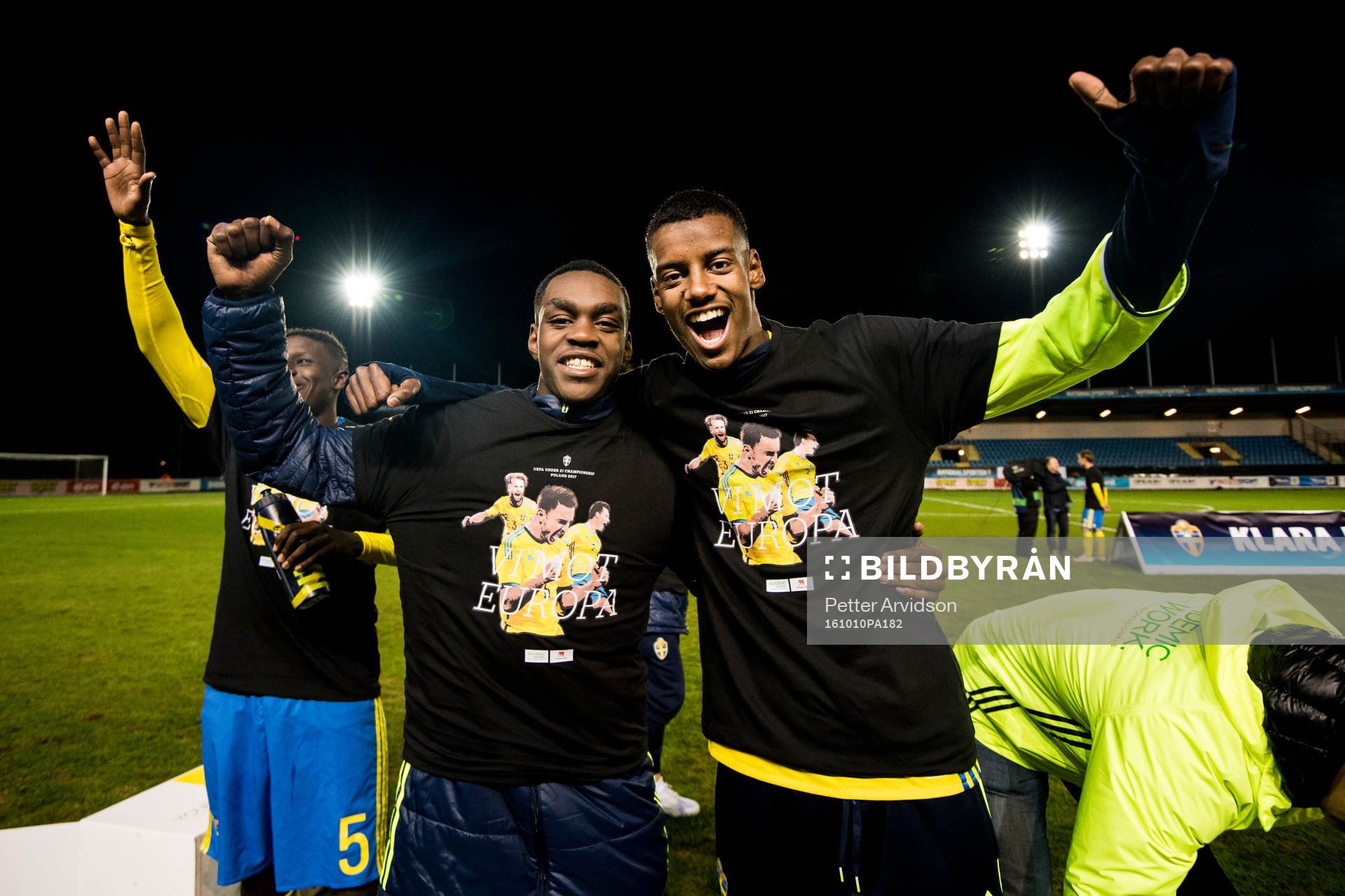 Sveriges Joel Asoro och Alexander Isak jublar