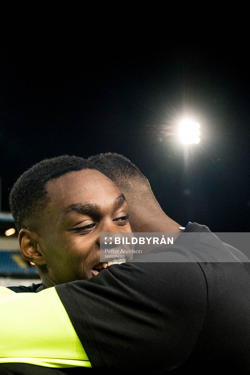 Sveriges Joel Asoro och Alexander Isak kramas