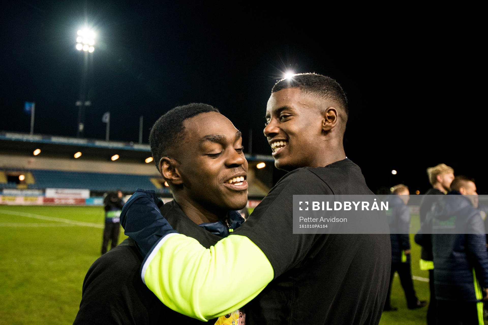 Sveriges Joel Asoro och Alexander Isak kramas