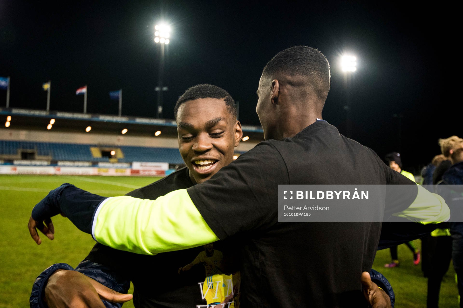 Sveriges Joel Asoro och Alexander Isak kramas