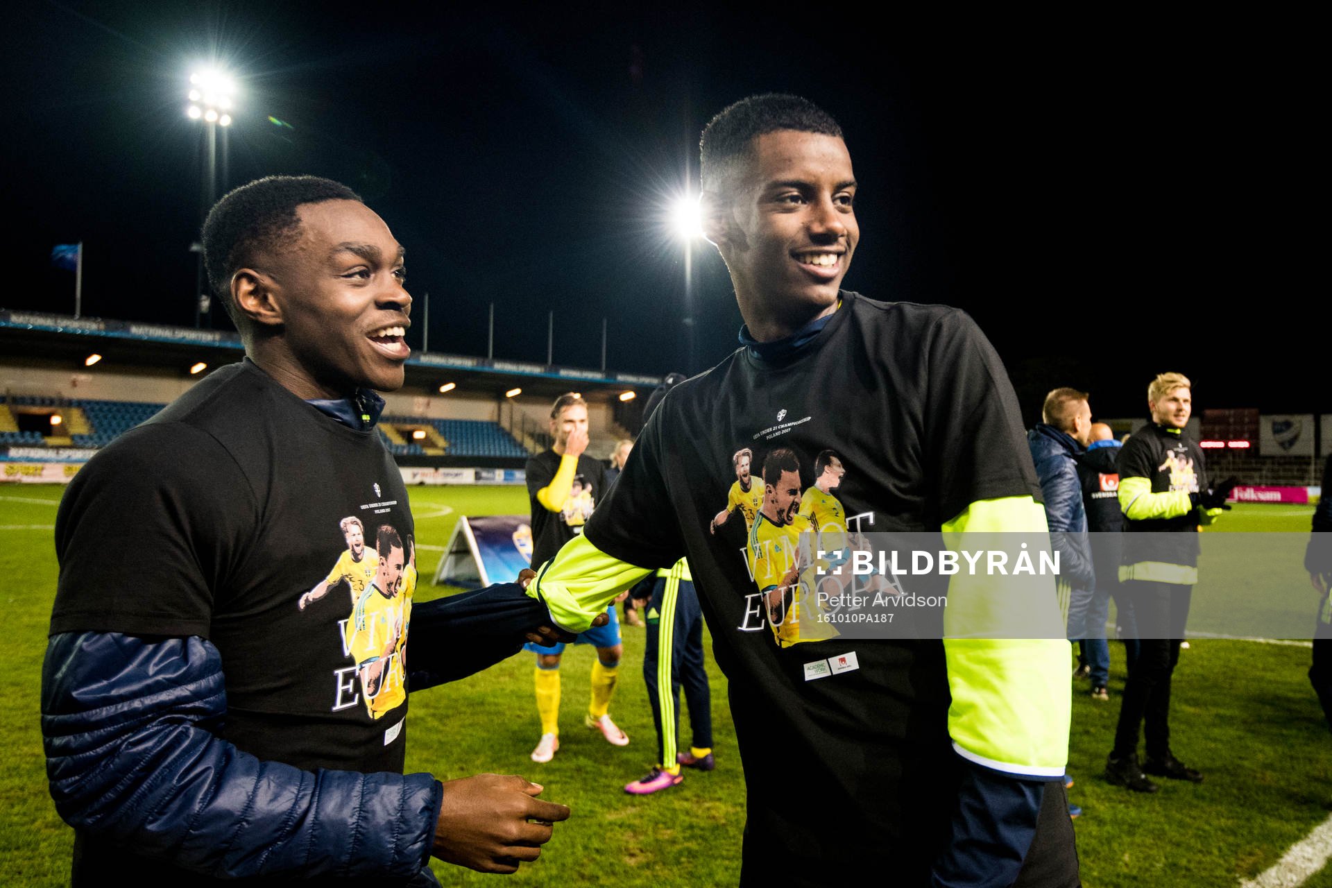 Sveriges Joel Asoro och Alexander Isak efter fotbollsmatchen i kvalet till U21-EM mellan Sverige och Kroatien den 10 oktober 2016 i Trelleborg.