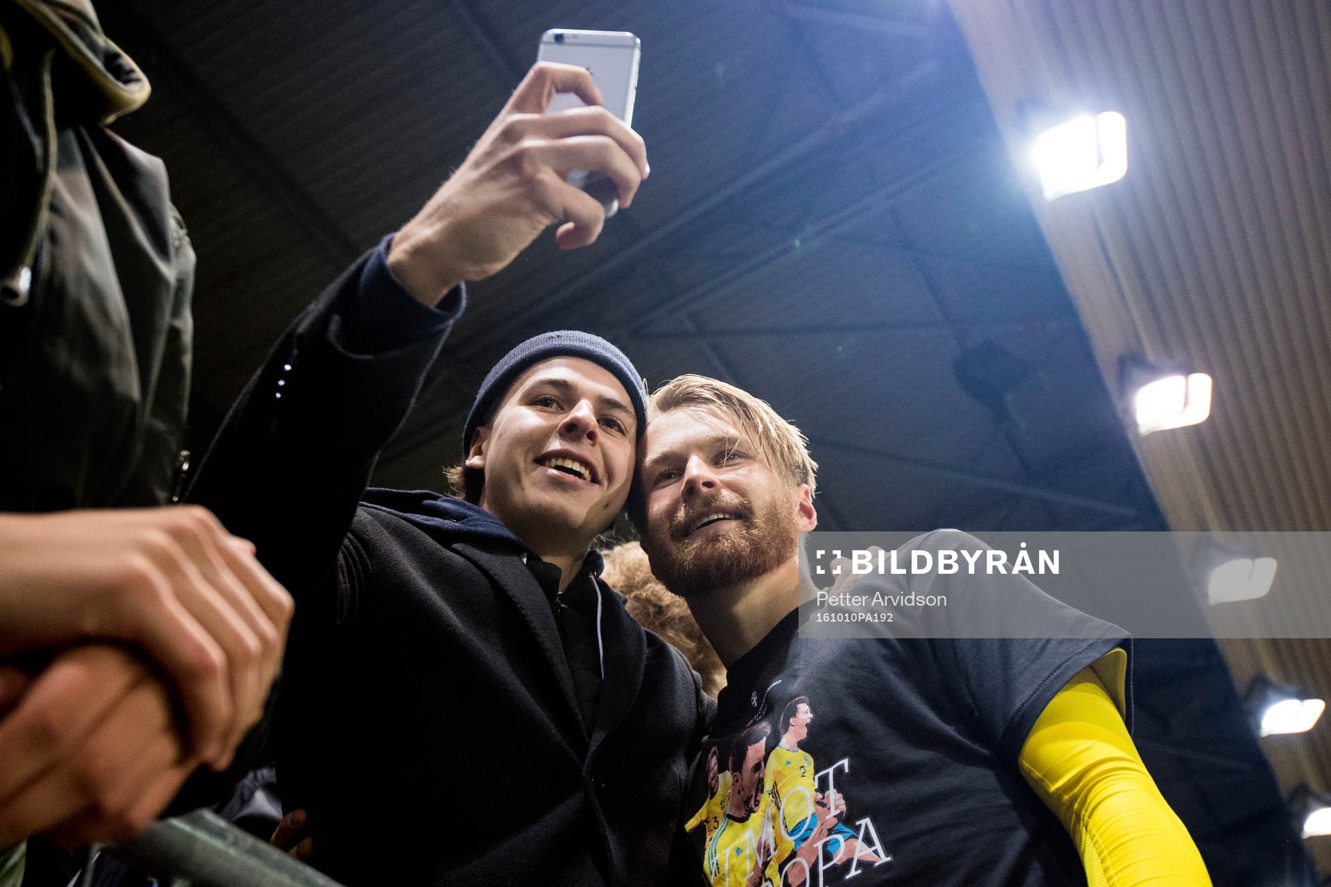 Sveriges Jacob Une Larsson tar bilder med supportrar