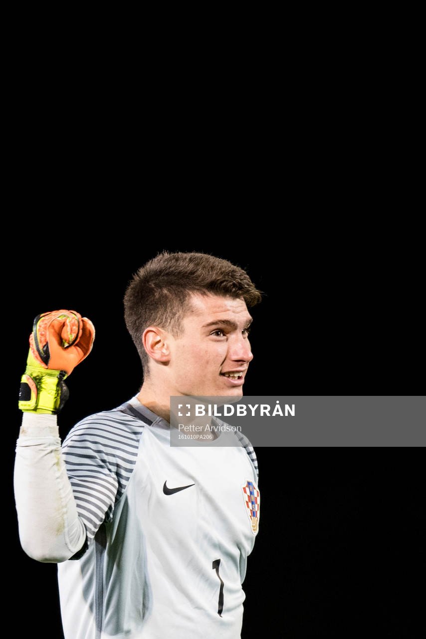 Kroatiens målvakt Dominik Livakovic jublar