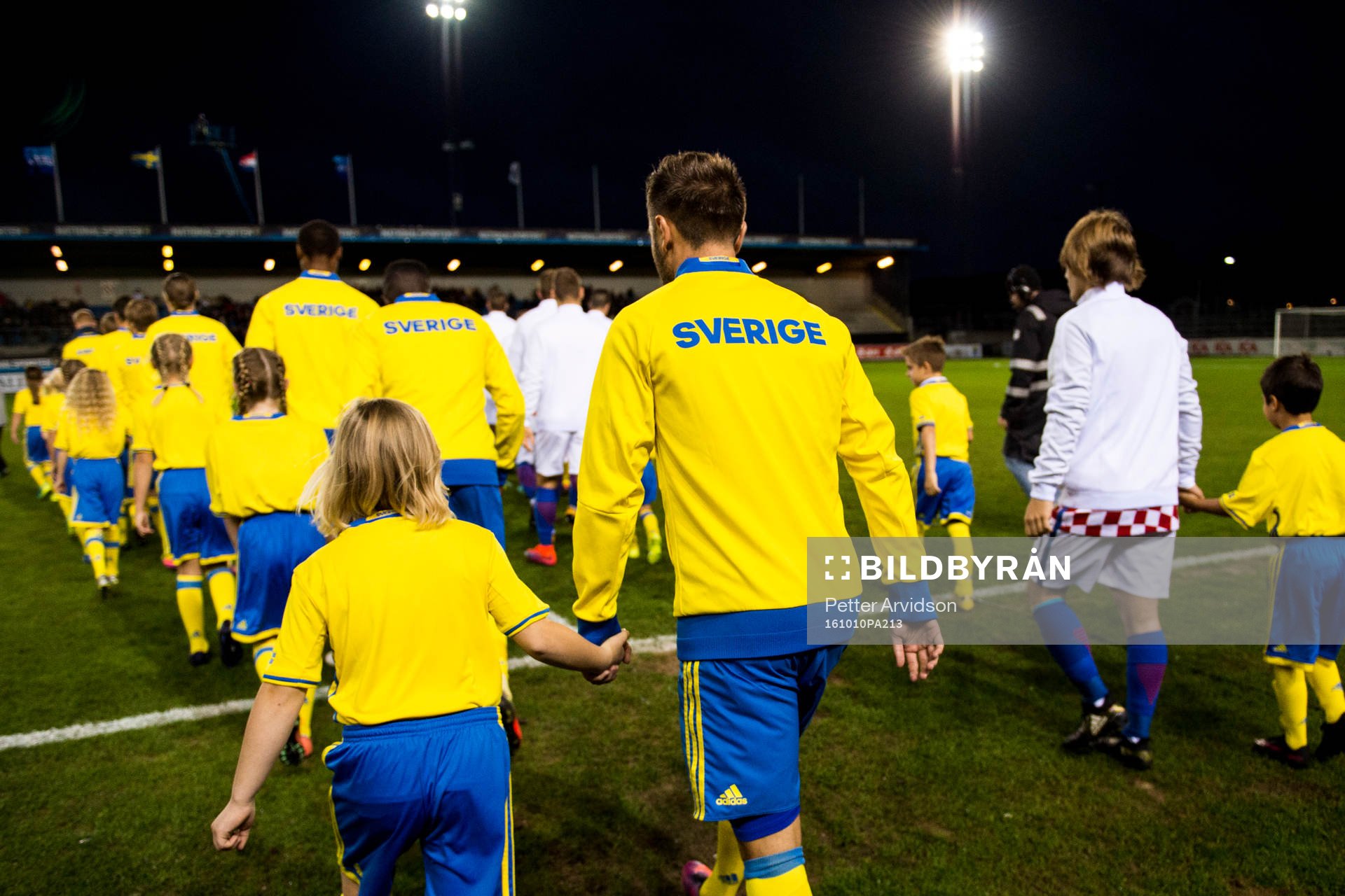 Sveriges och Kroatiens spelare gör entré