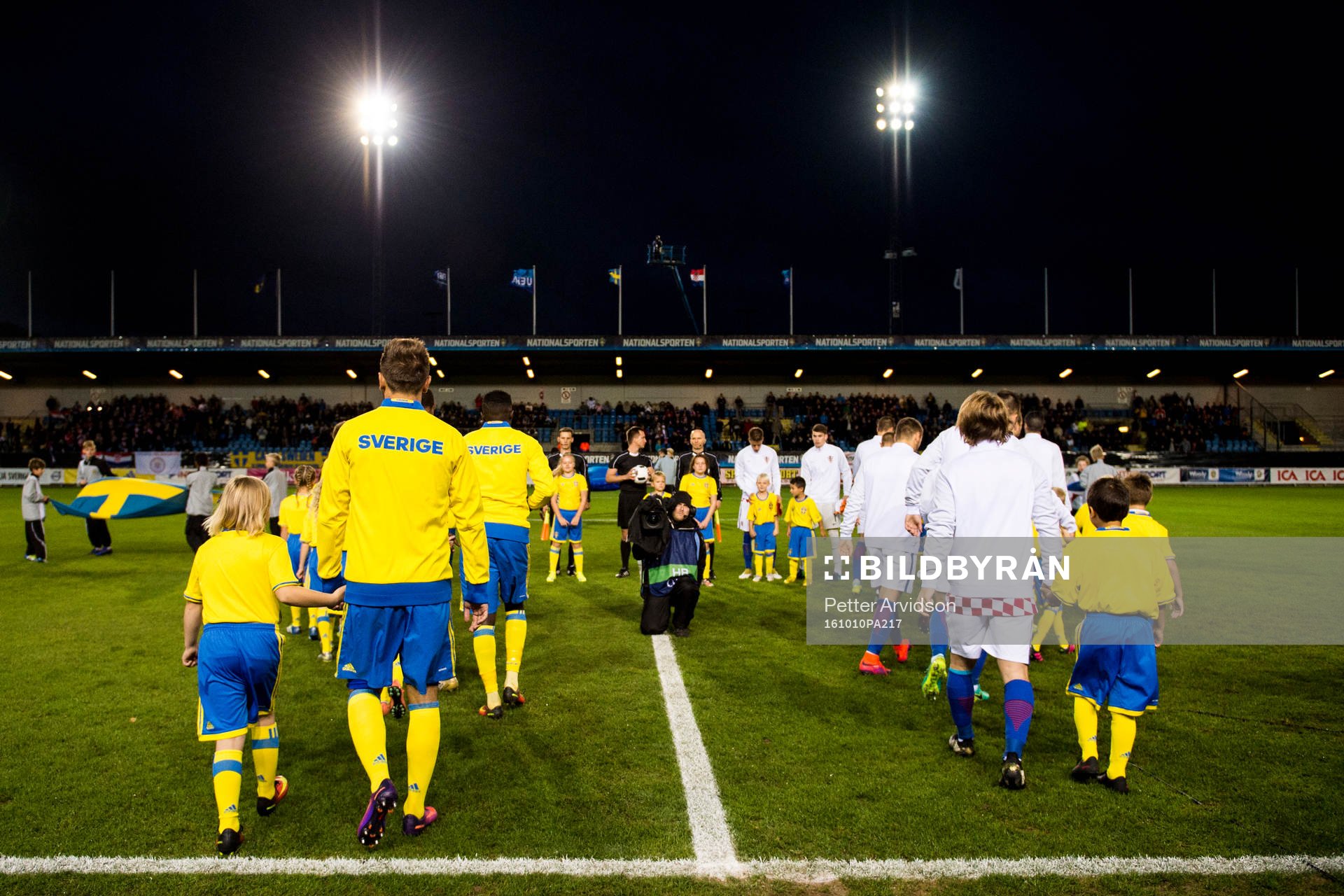 Sveriges och Kroatiens spelare gör entré