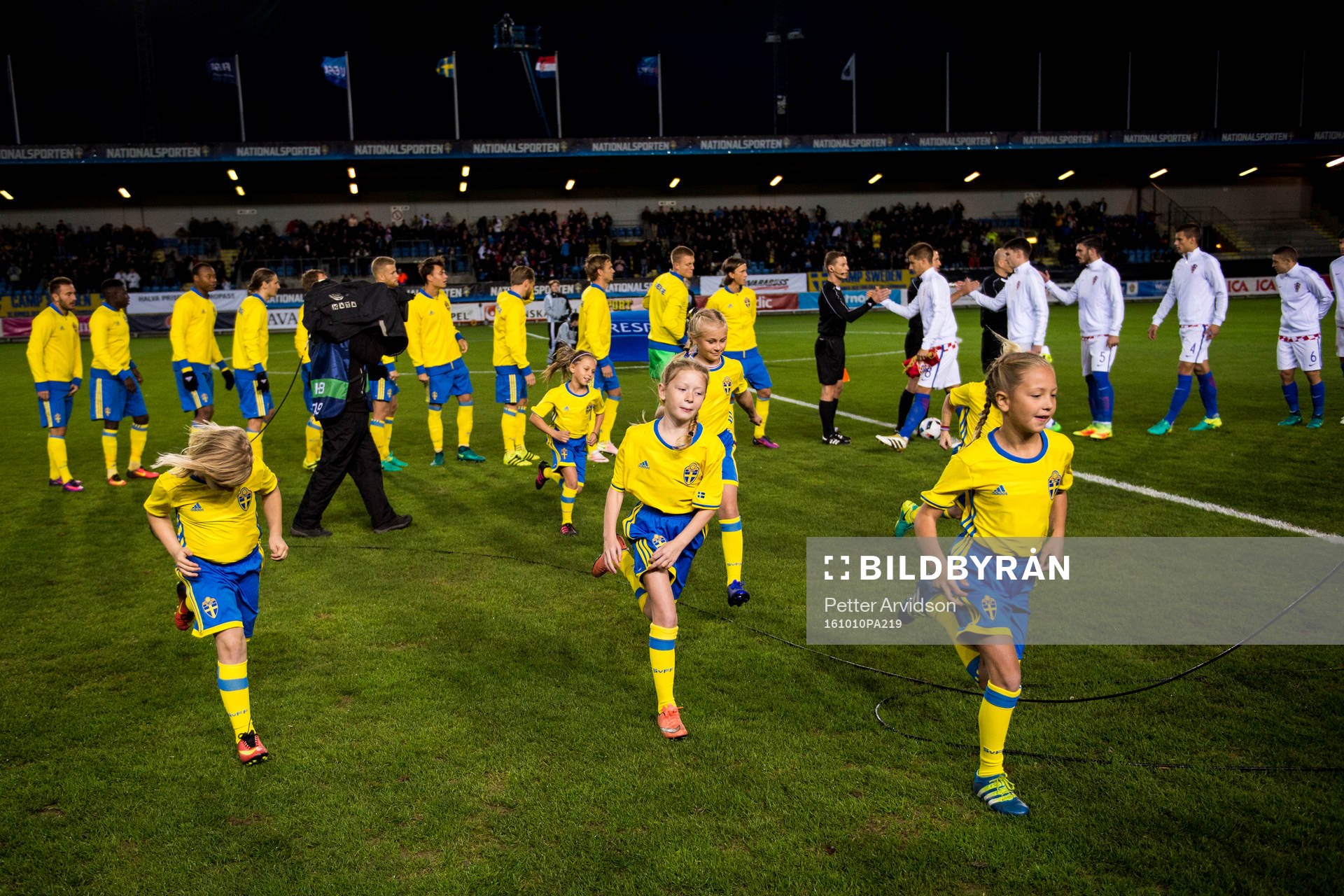 Knattar springer av planen