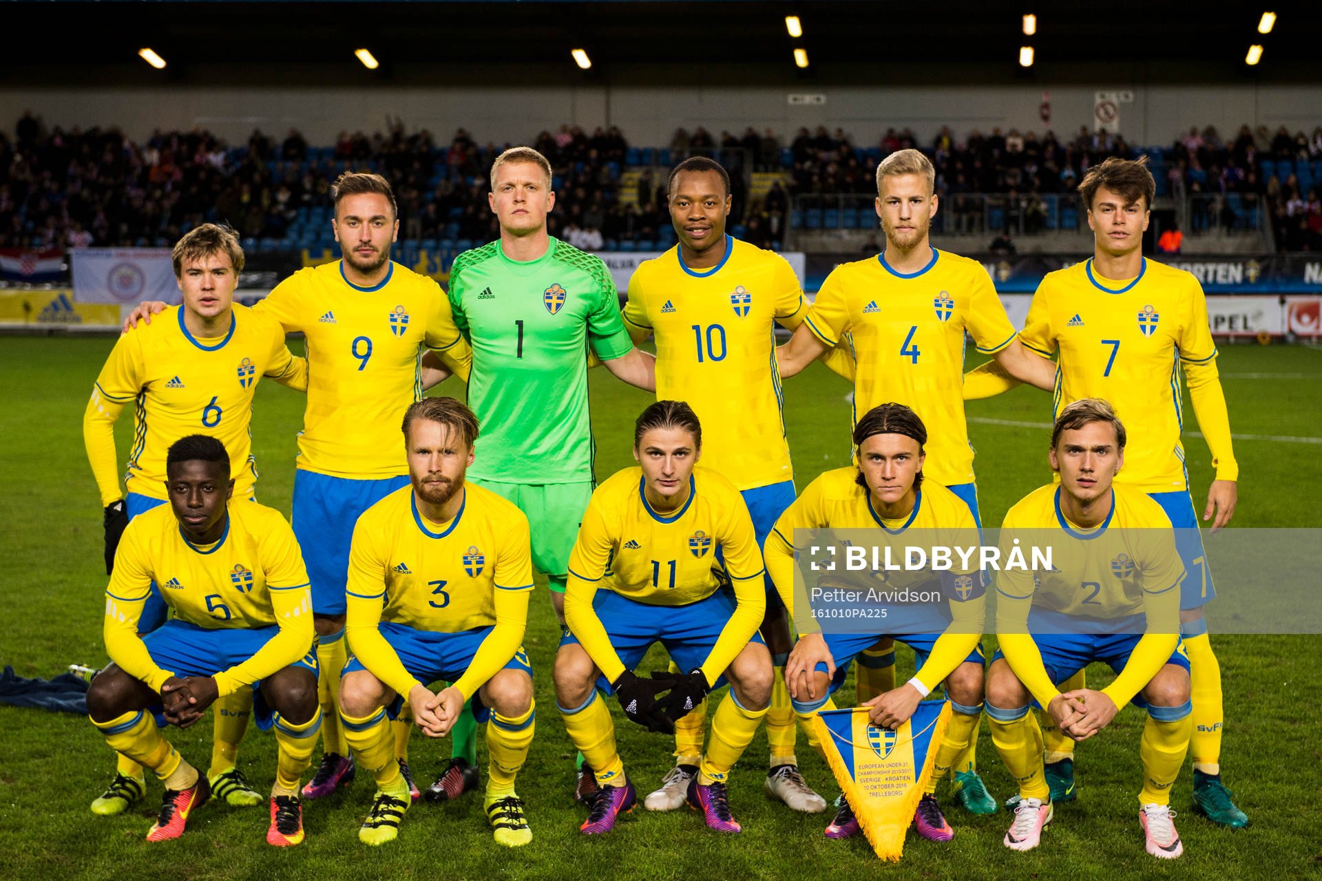 Sveriges startelva ställer upp för en lagbild, övre