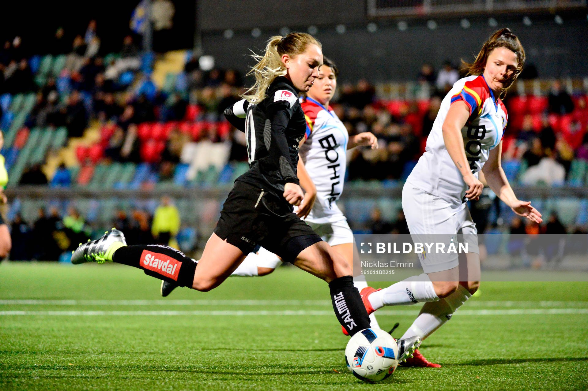 öteborgs Elin Rubensson och Hovås Billdals Mikaela Uthas under fotbollsmatchen i Svenska cupen mellan Hovås Billdal och Göteborg FC den 11 oktober 2016 i Göteborg.