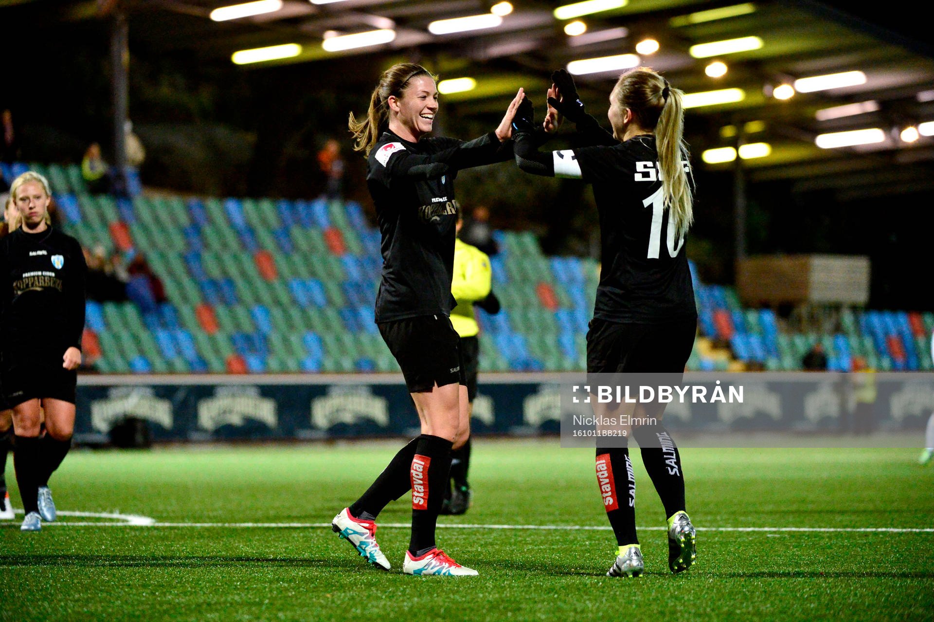 Göteborgs Pauline Hammarlund och Elin Rubensson jublar efter 3-0 under fotbollsmatchen i Svenska cupen mellan Hovås Billdal och Göteborg FC den 11 oktober 2016 i Göteborg.