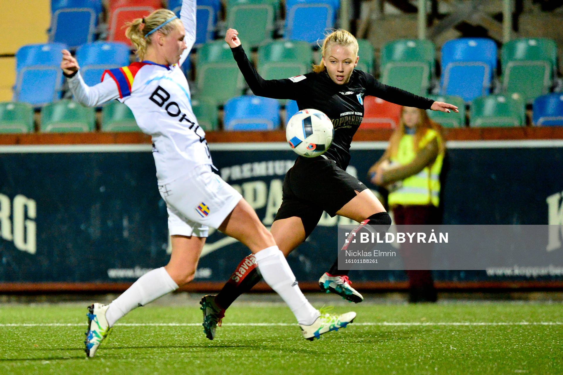 Hovås Billdals Amanda Östervall och Göteborgs Nathalie Persson  gunder fotbollsmatchen i Svenska cupen mellan Hovås Billdal och Göteborg FC den 11 oktober 2016 i Göteborg.