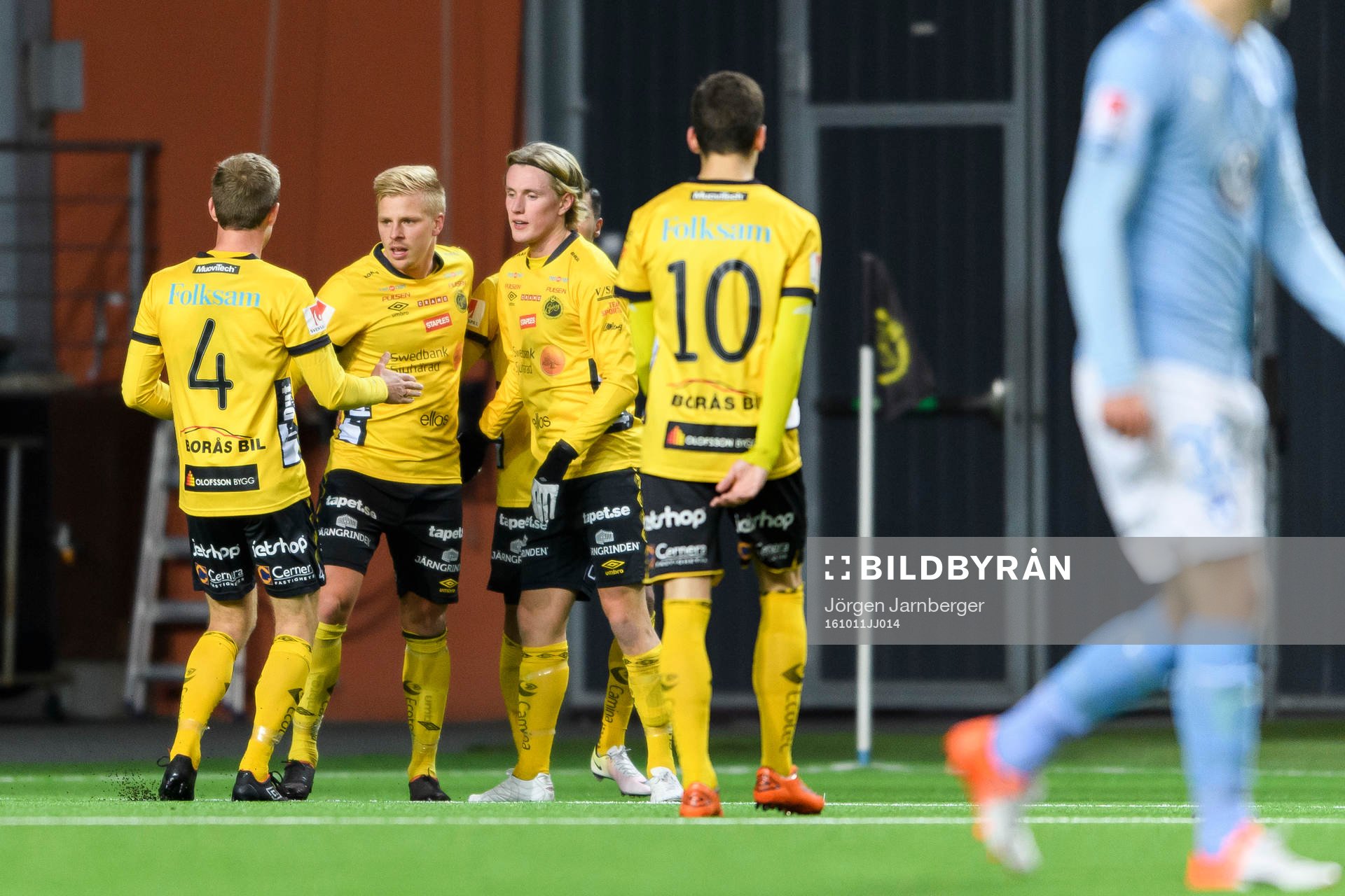 Elfsborgs Per Frick har gjort 2-2 och jublar ihop med