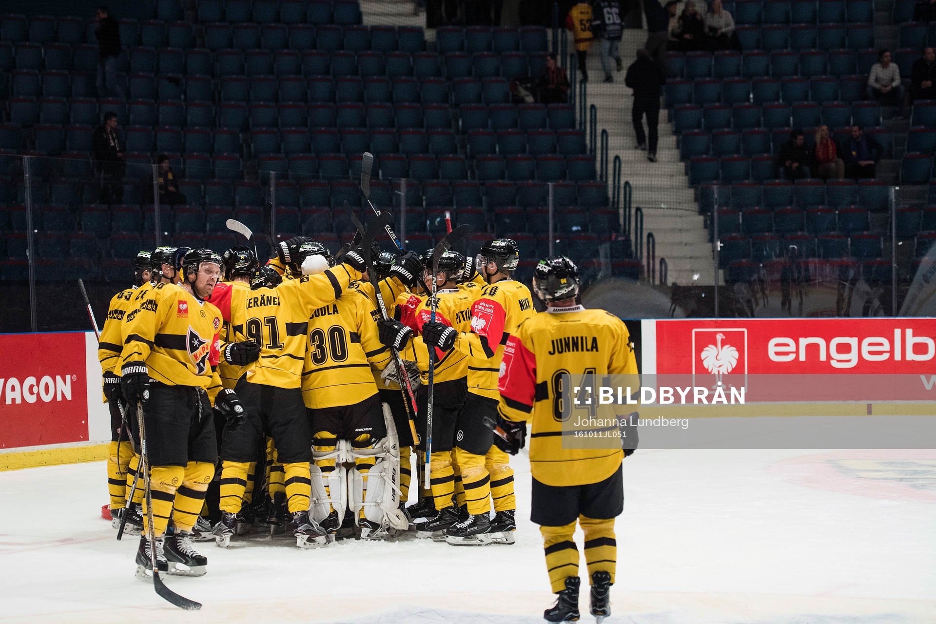 KalPas spelare jublar med Eero Kilpelainen
