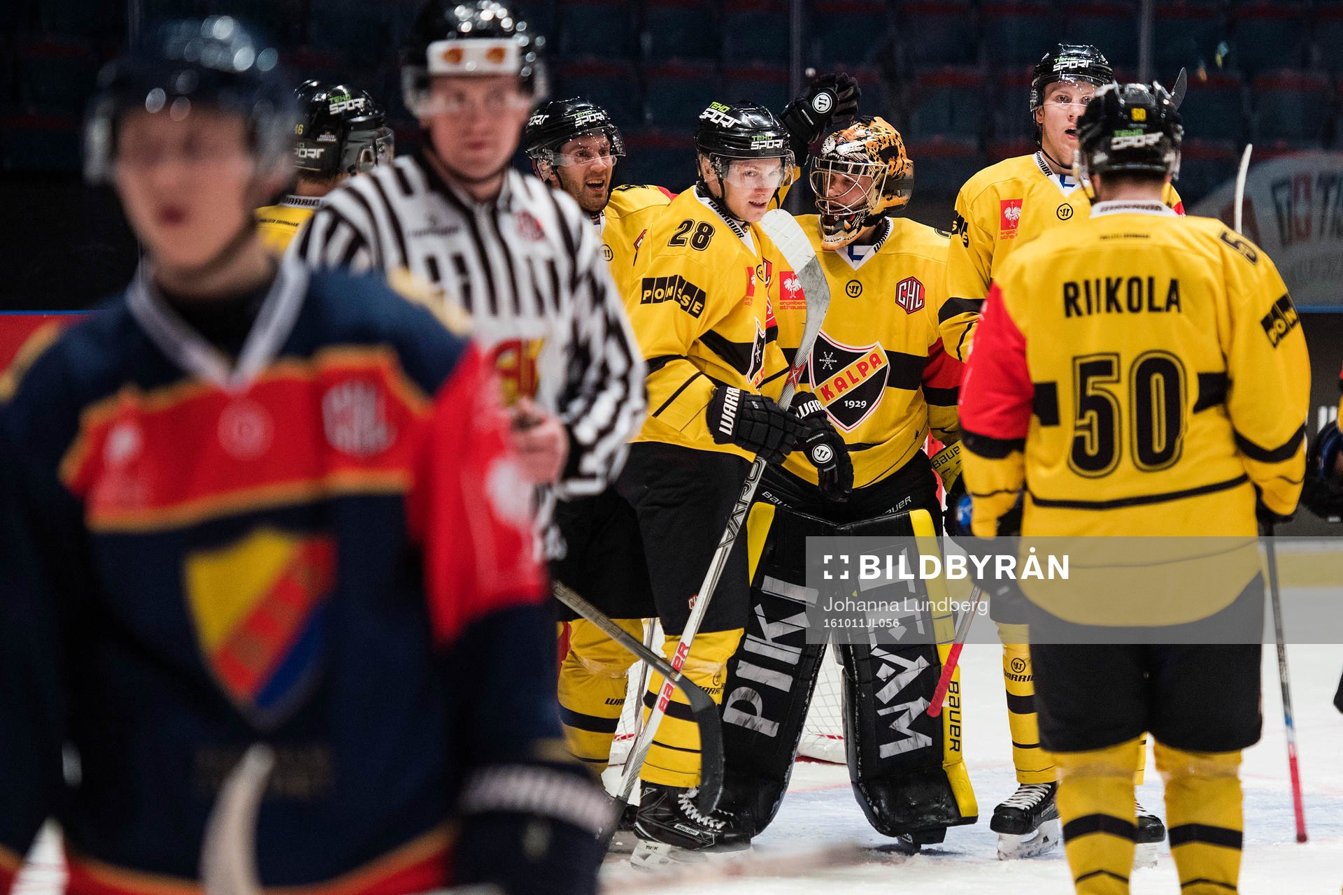 KalPas spelare jublar med Eero Kilpelainen