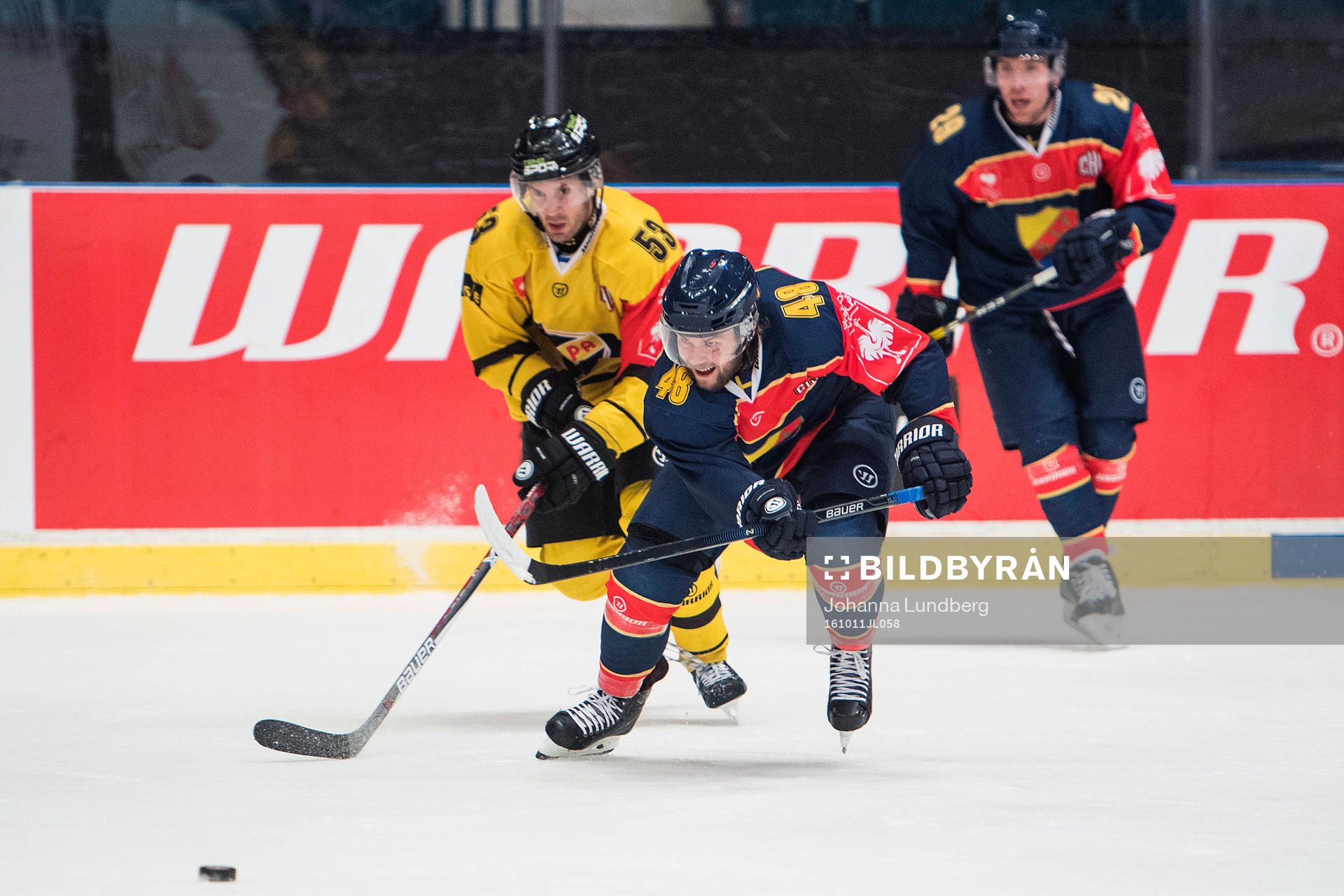 Djurgårdens Mikko Kousa utmanas av KalPas Sami Mutanen