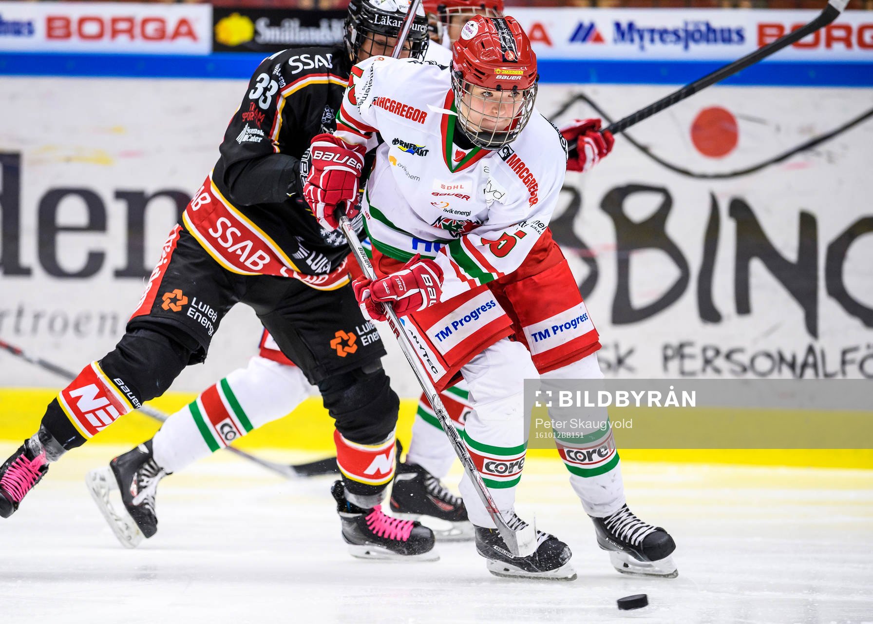 Modos Paula Bergström med pucken