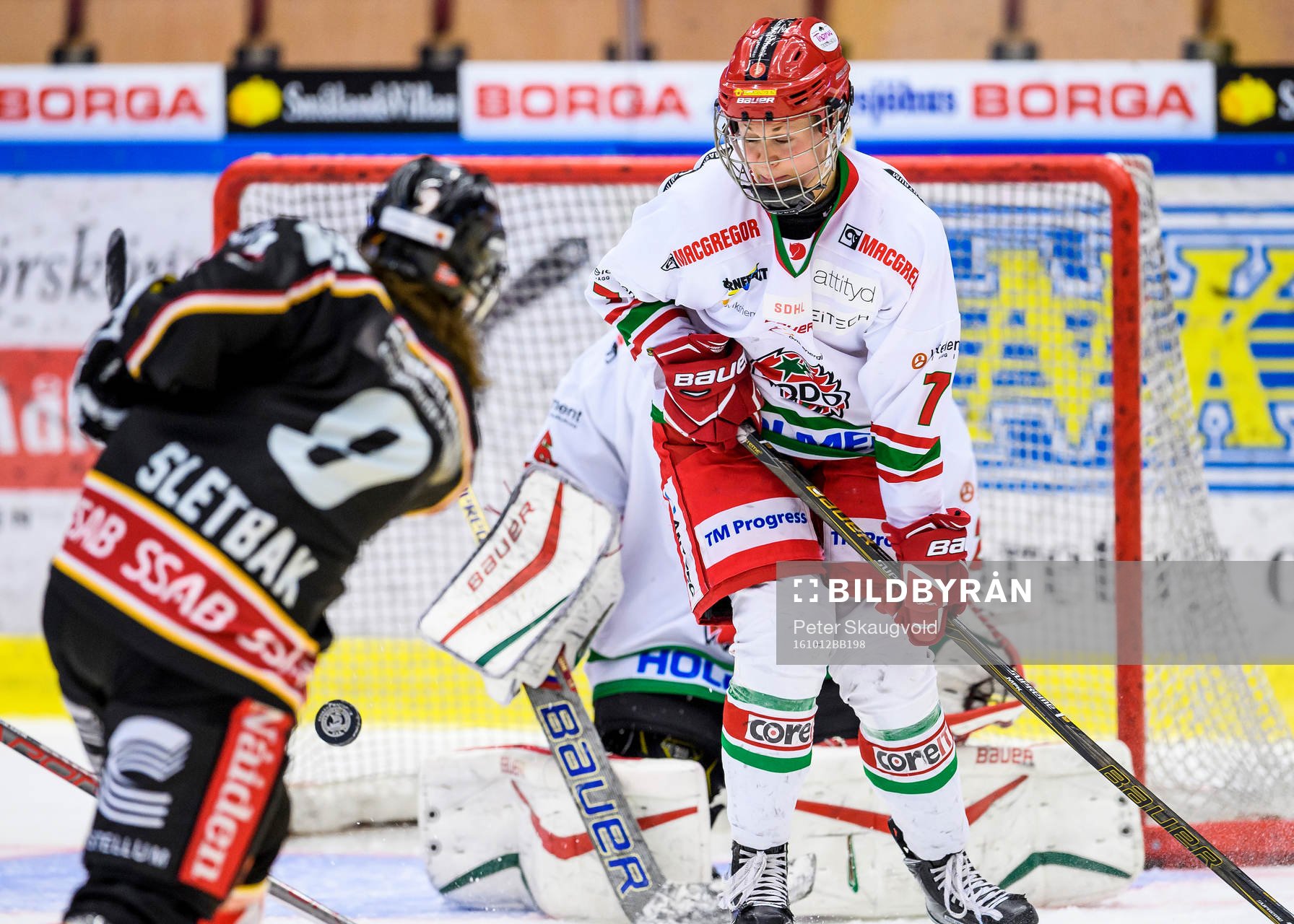 Luleås Henriette Sletbak gör 4-2 medans Modos Johanna