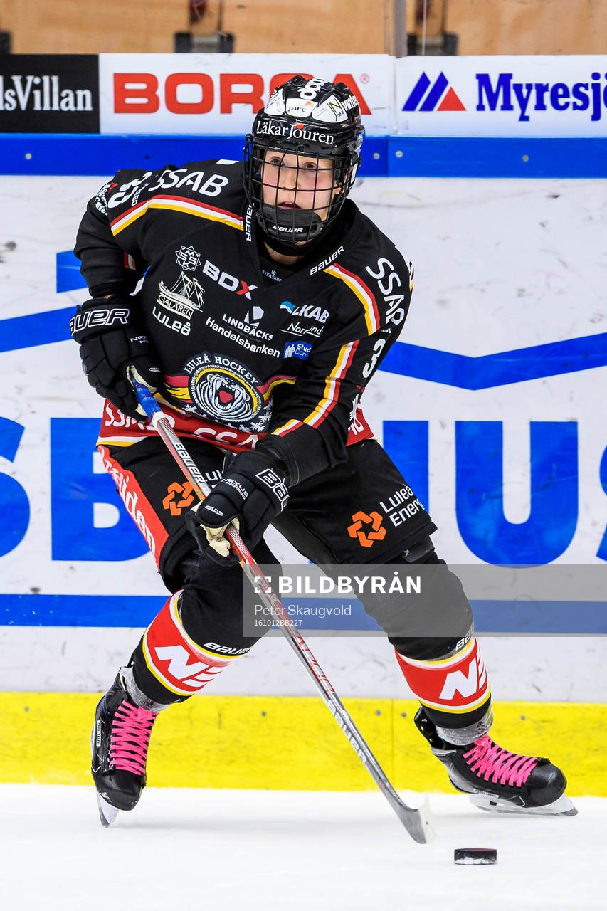 Luleås Michelle Karvinen med pucken