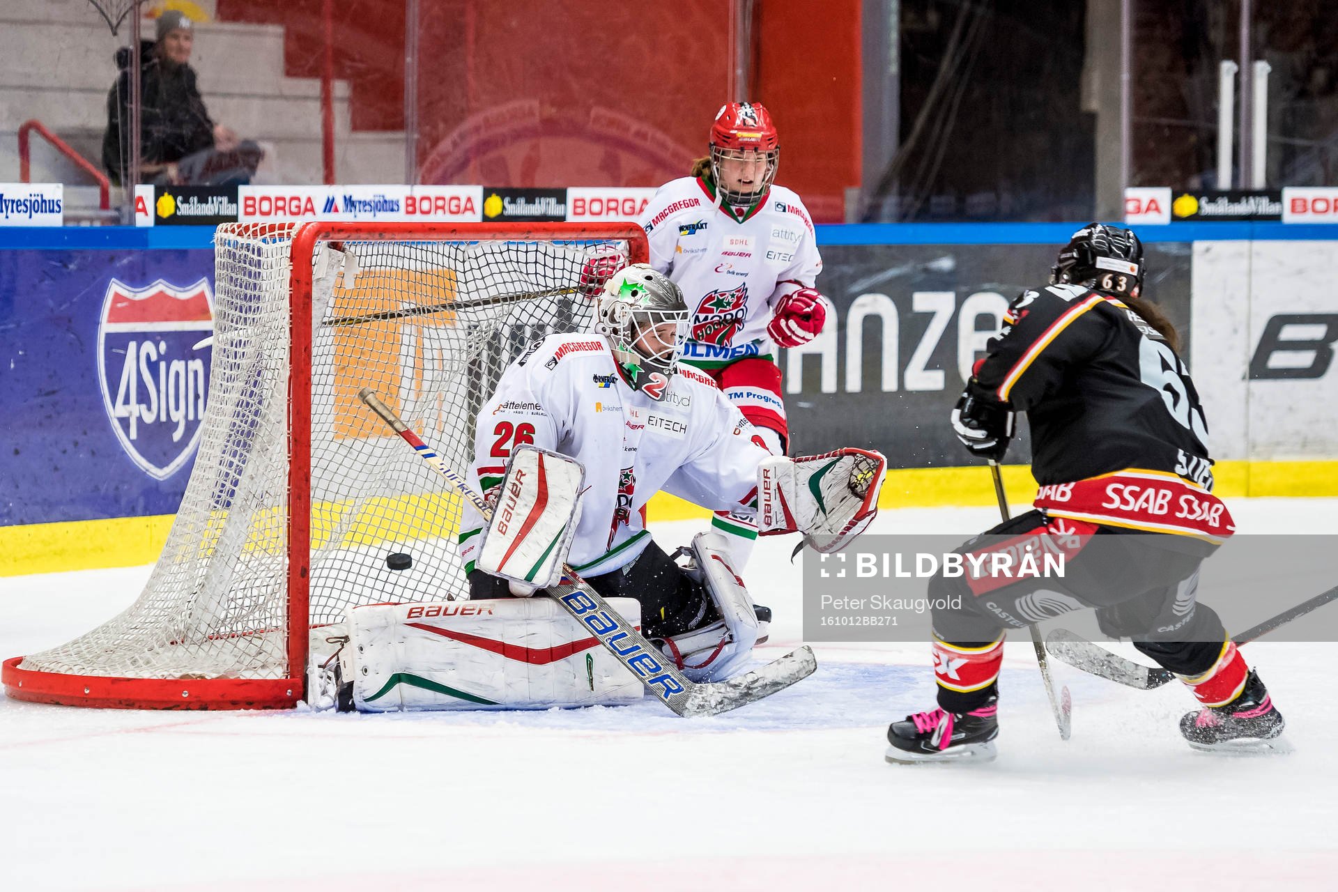 Luleås Anja Stiefel gör 6-2 bakom Modos målvakt Sarah