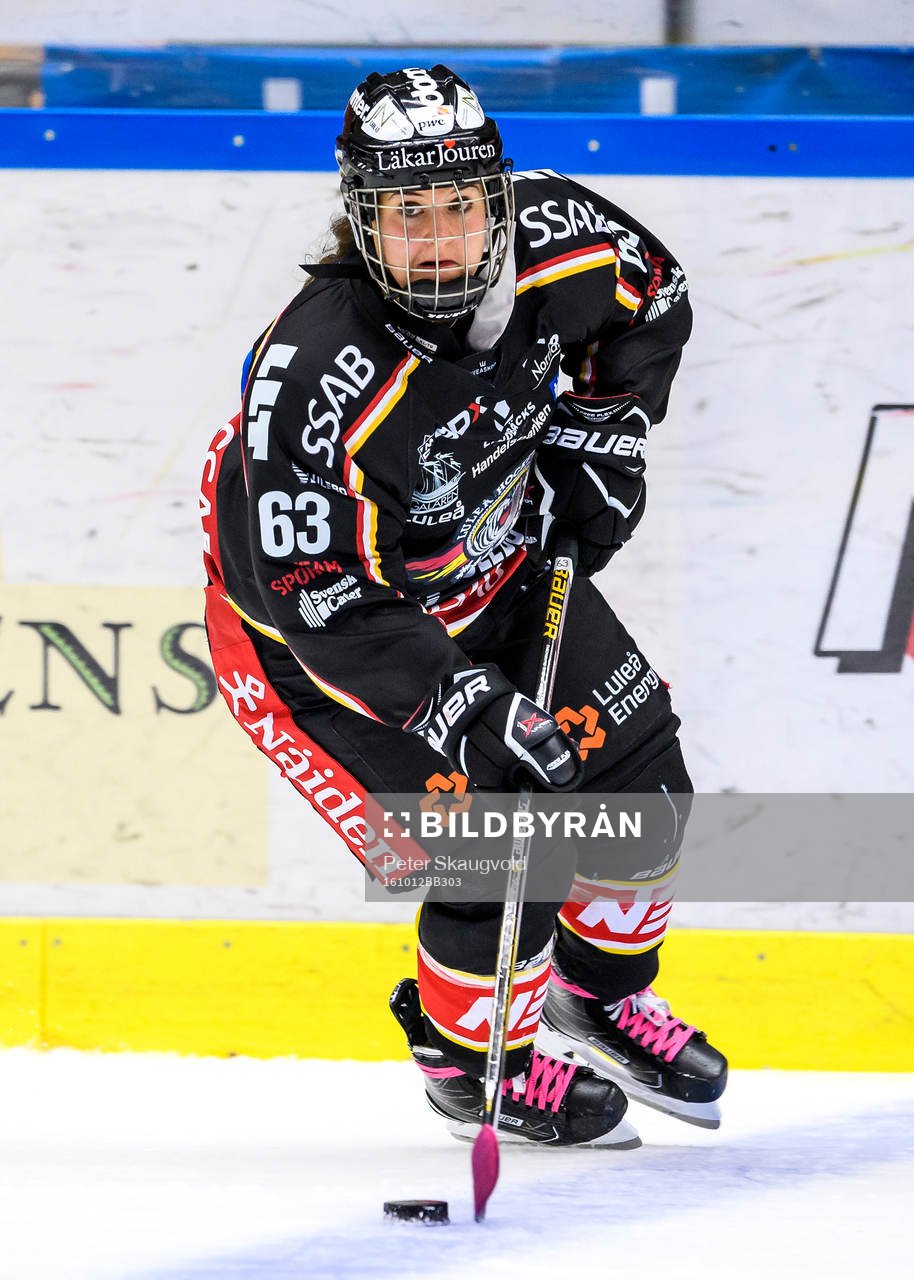 Luleås Anja Stiefel med pucken