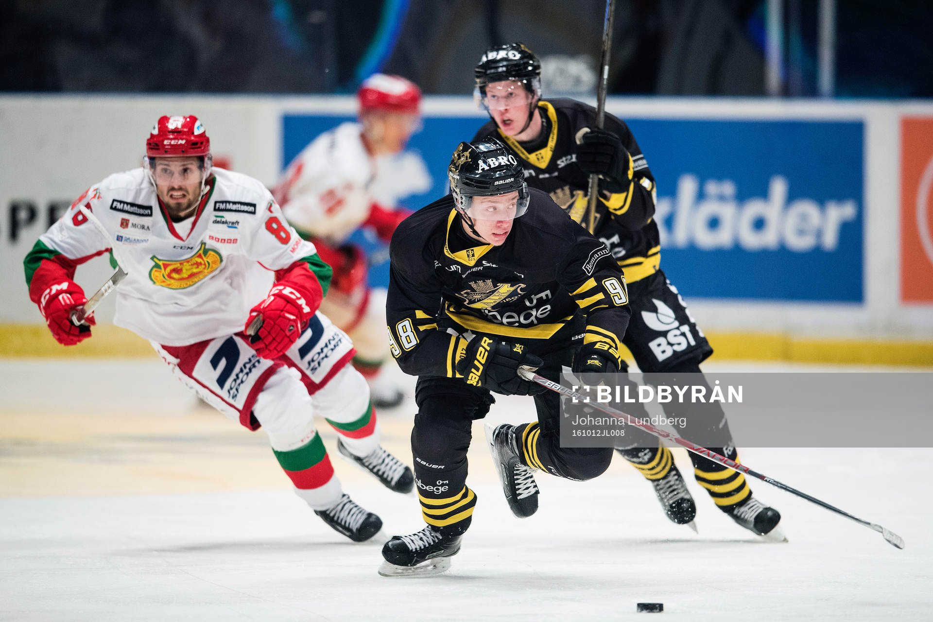 s Jesper Bratt jagas av Moras Mathias Bromé