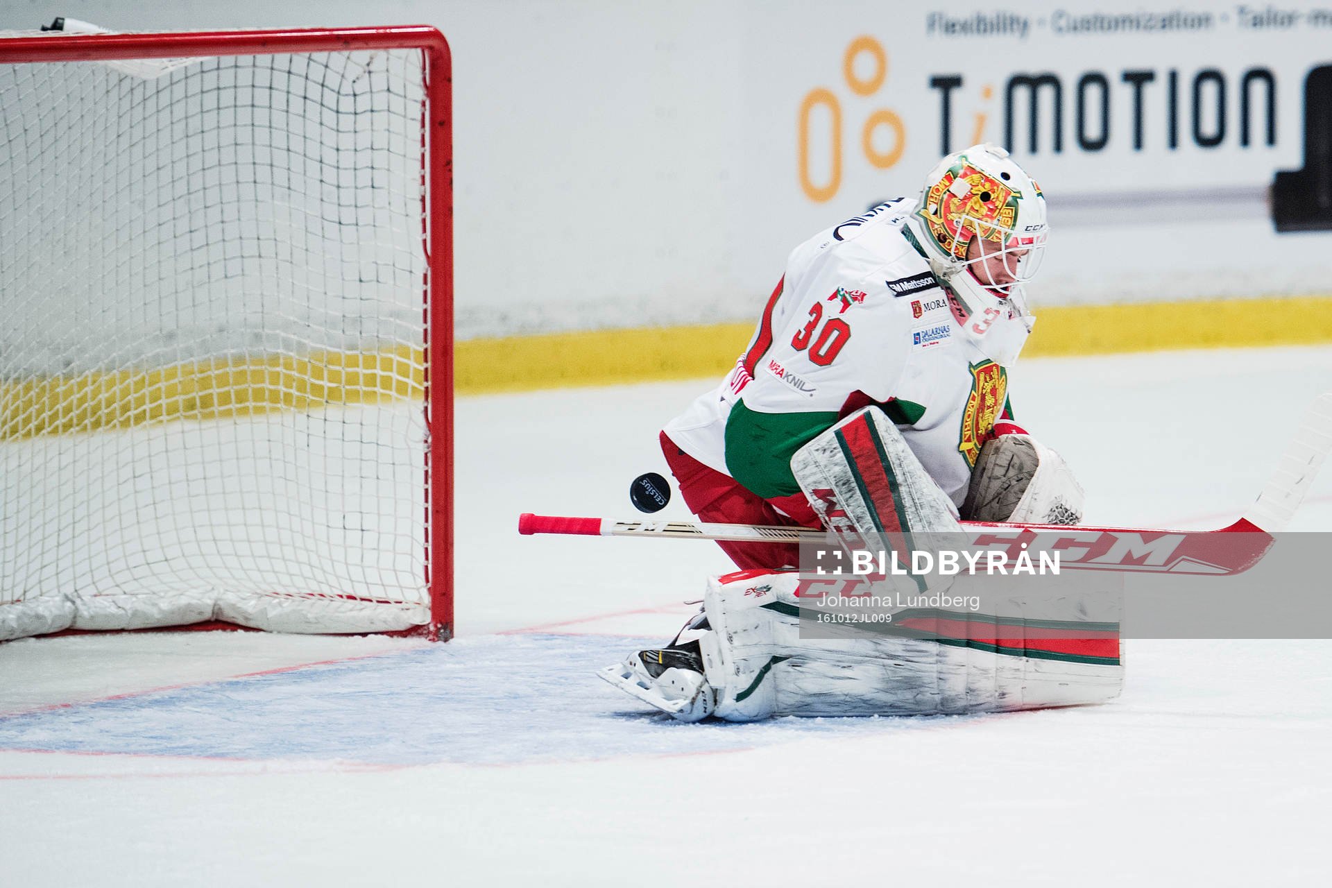 Moras målvakt Mattias Pettersson släpper en puck