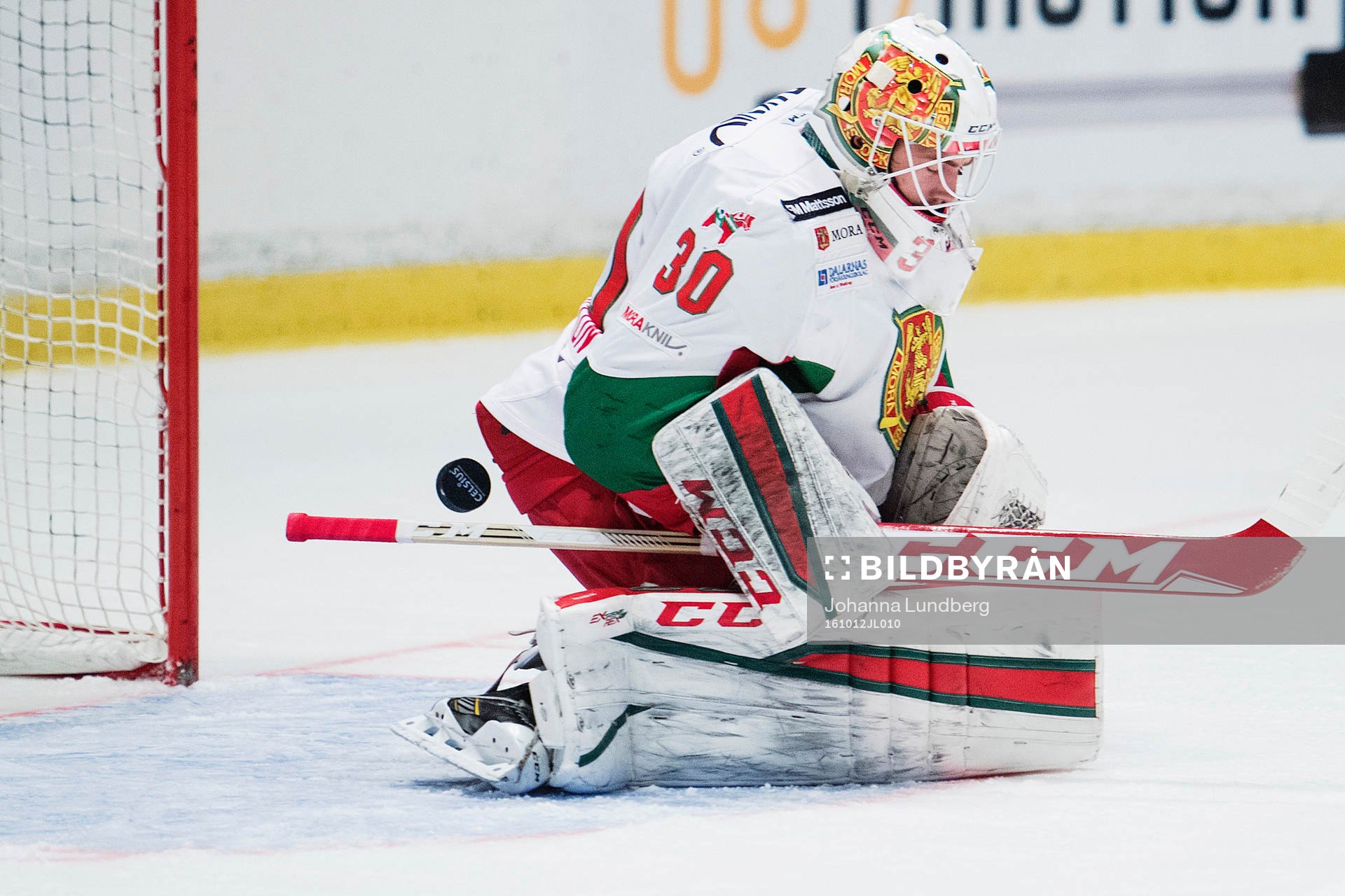 Moras målvakt Mattias Pettersson släpper en puck