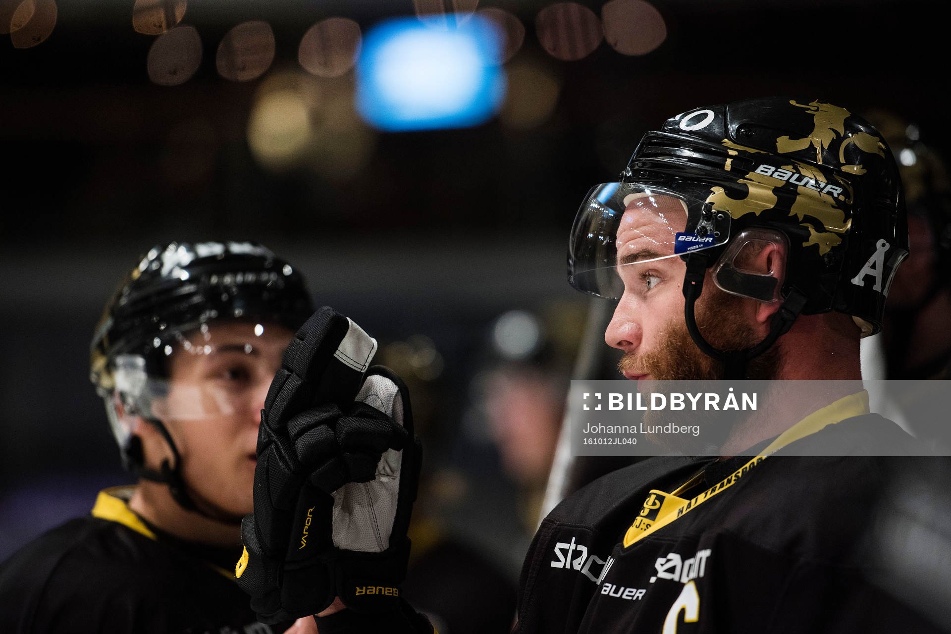 s Christian Sandberg pratar med domaren