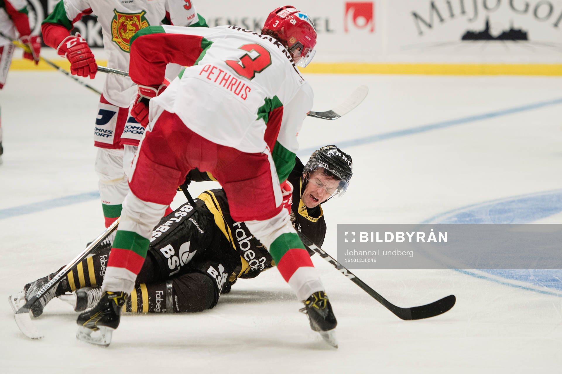 s Oscar Steen faller i en duell med Moras William Pethrus