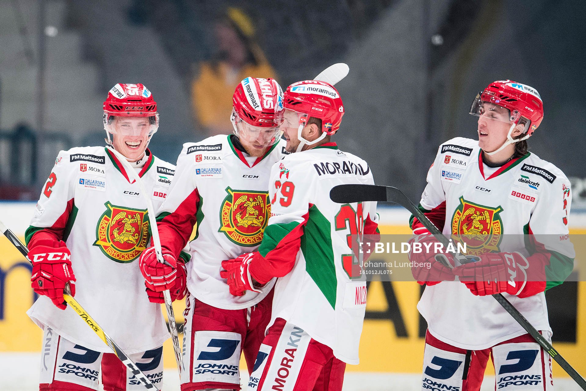 Moras spelare jublar