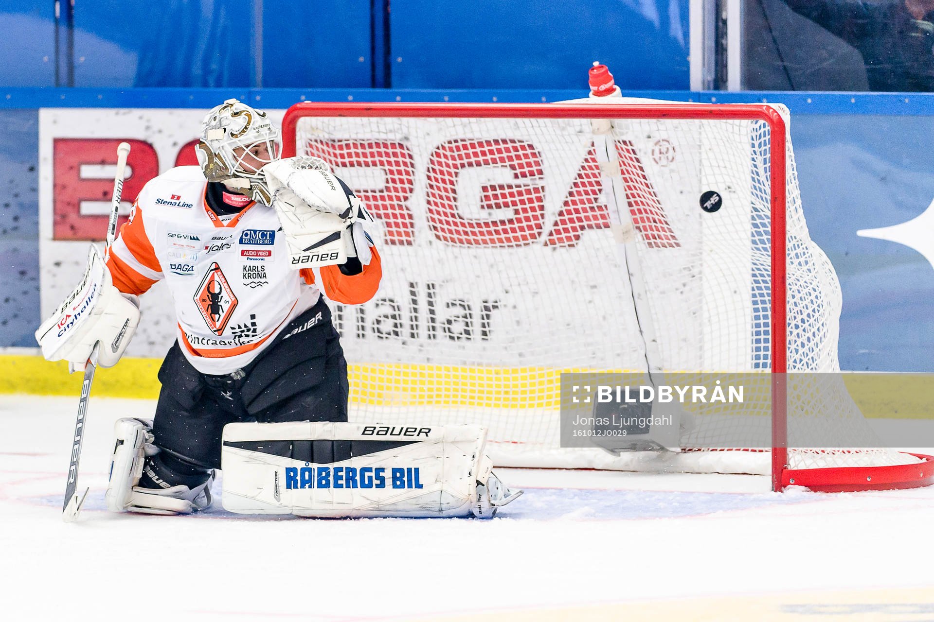 Växjös Geoff Platt (ej i bild) skjuter pucken i mål