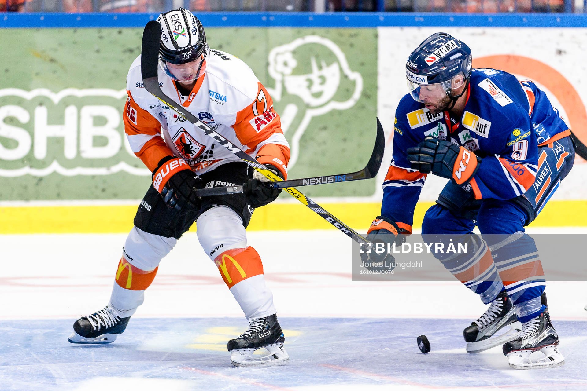 Karlskronas Joel Kellman jagas av Växjös Josh Hennessy