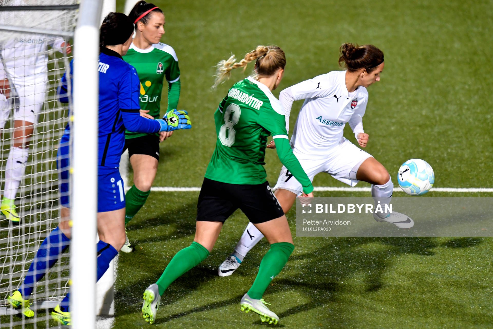 Rosengårds Natasa Andonova har en målchans framför