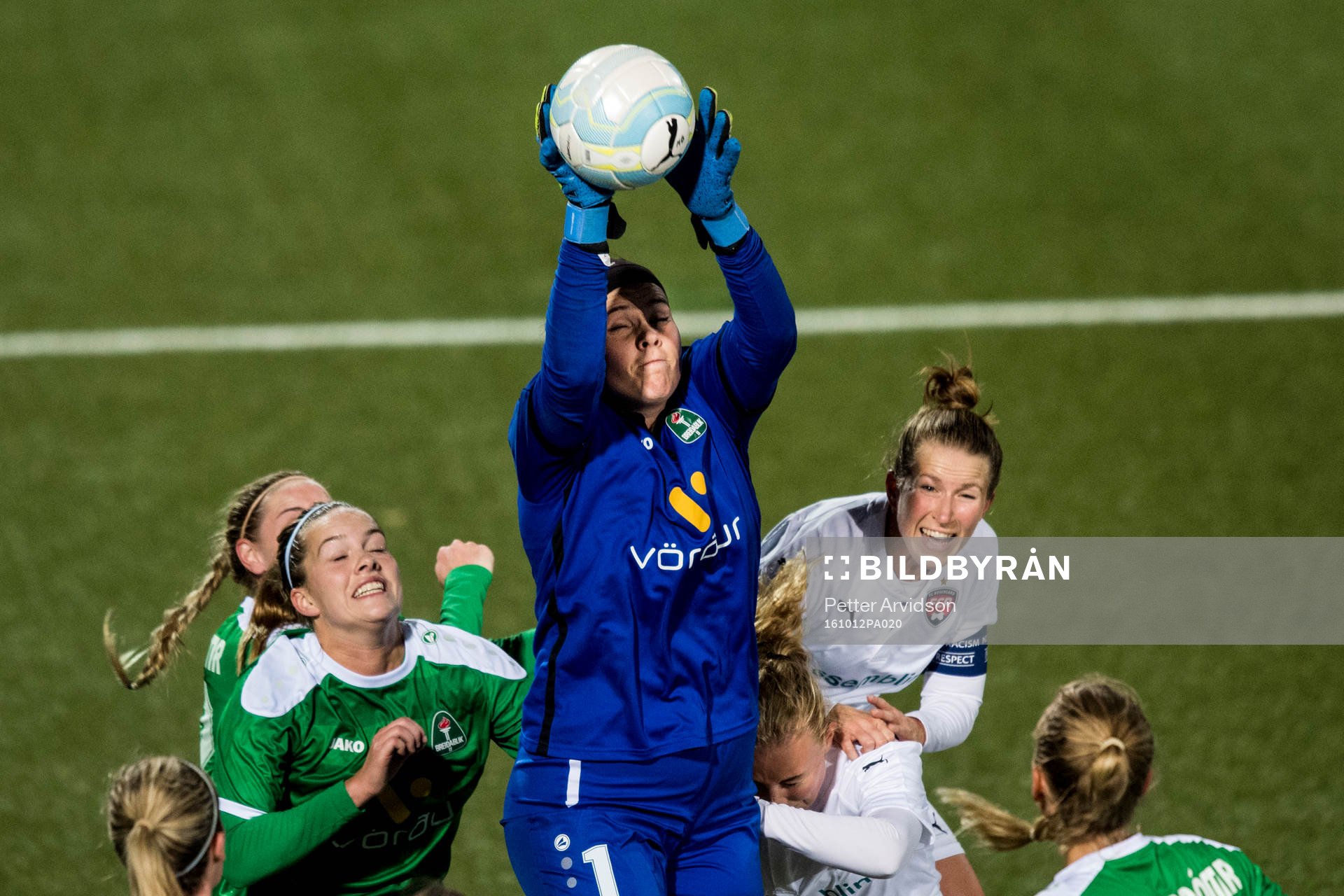 Breidabliks målvakt Sonny Lara Prainsdottir plockar bollen