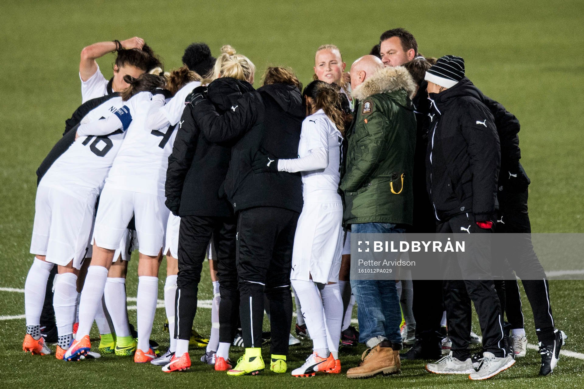 Rosengårds spelare samlas i en ring