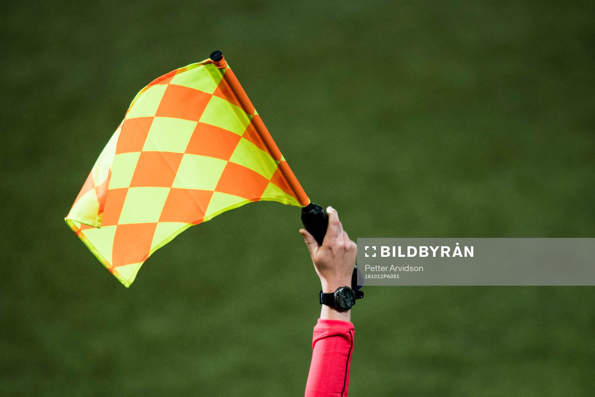 Linjedomaren viftar för offside