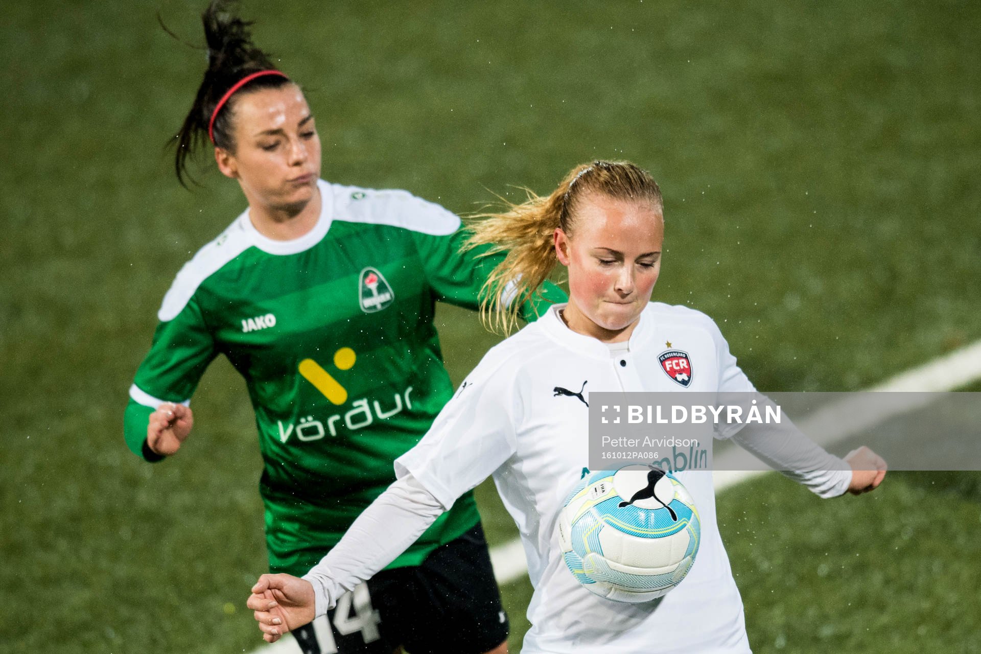 Rosengårds Ebba Wieder och Breidabliks Hallbera Gisladottir under fotbollsmatchen i Champions League mellan Rosengård och Breidablik den 12 oktober 2016 i Malmö.
