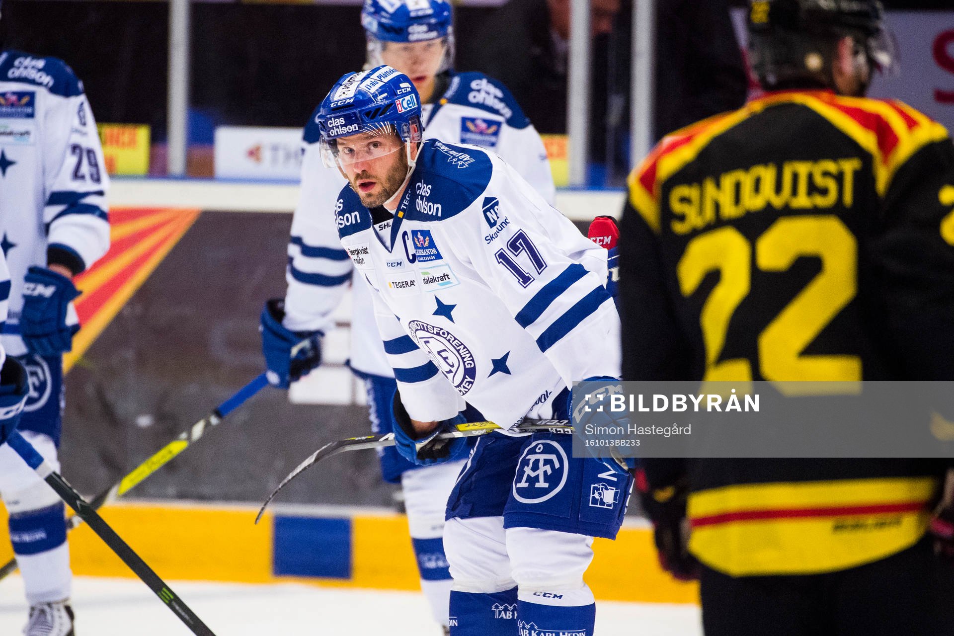 Leksands Jesper Ollas före ishockeymatchen i SHL mellan