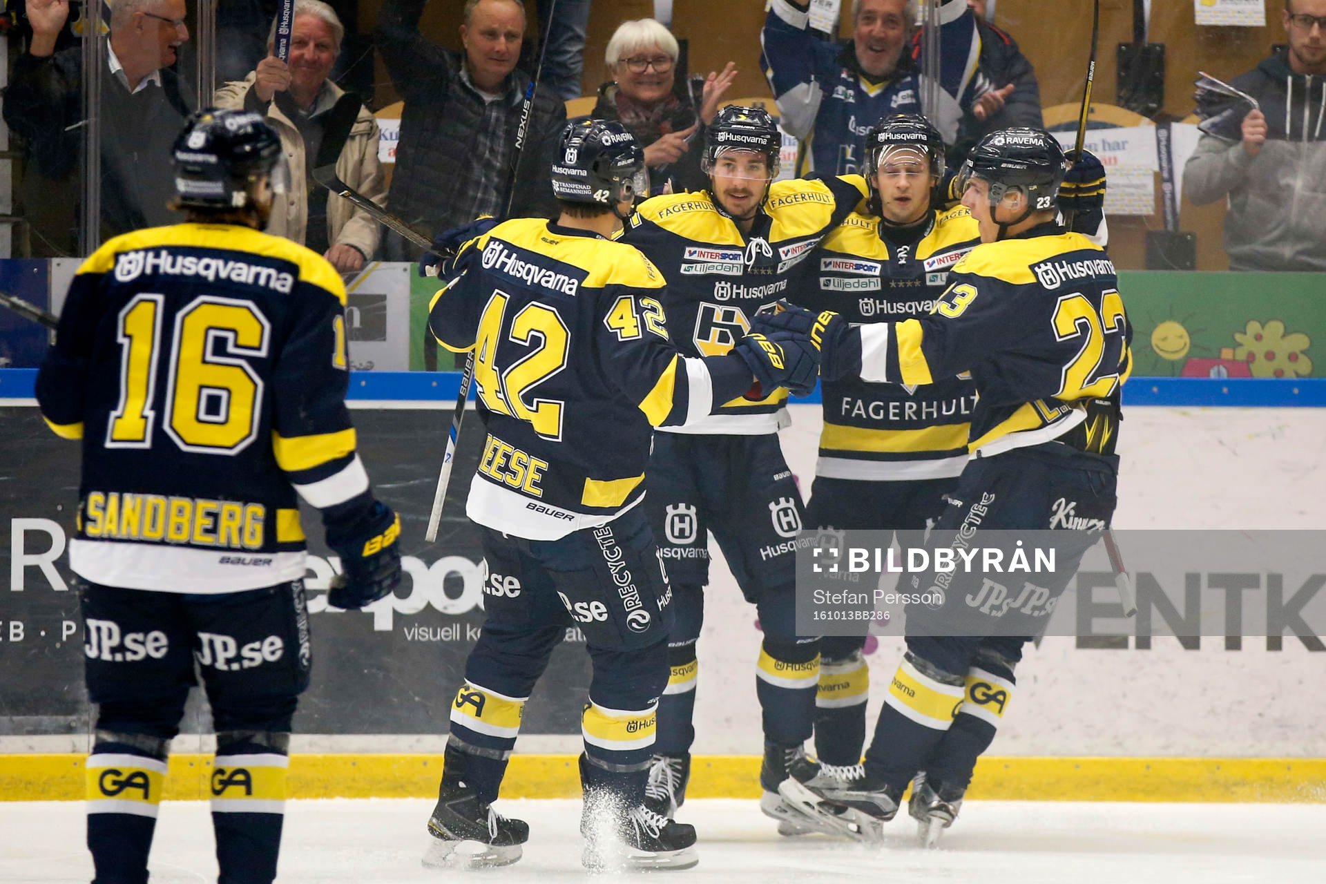 s Adam Almquist jublar med lagkamrater