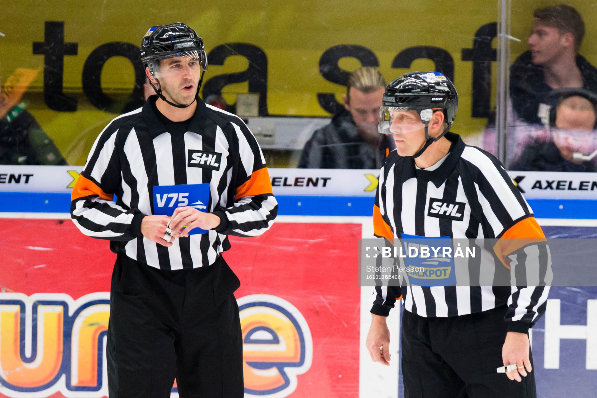 Domarna Linus Öhlund och Morgan Johansson