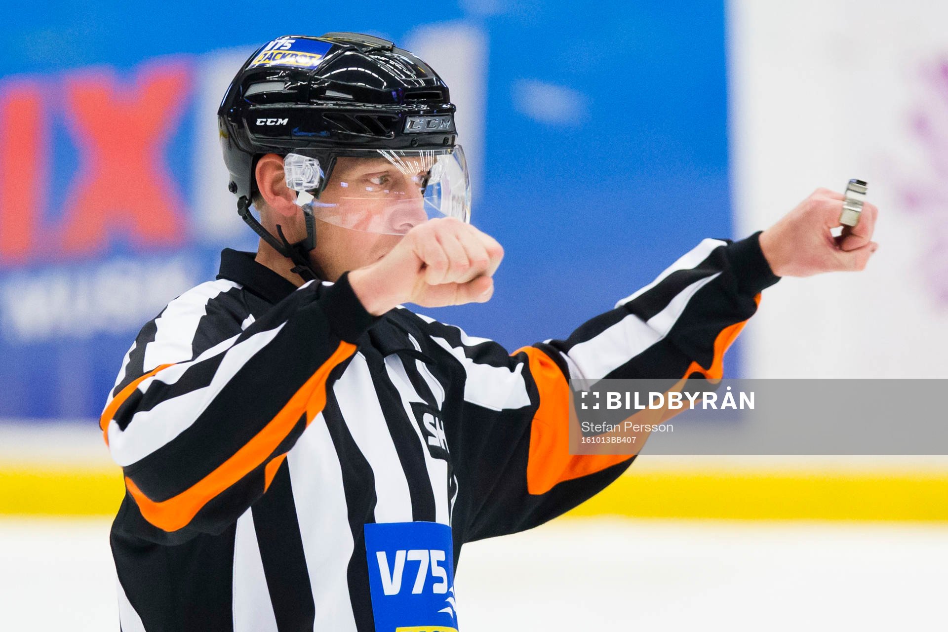 Domaren Morgan Johansson gör tecknet för crosschecking