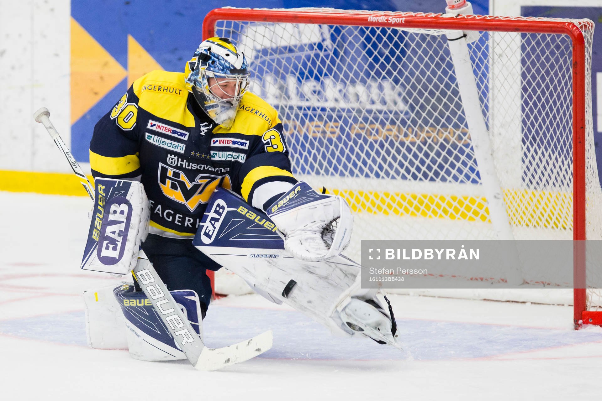 s målvakt Linus Söderström räddar