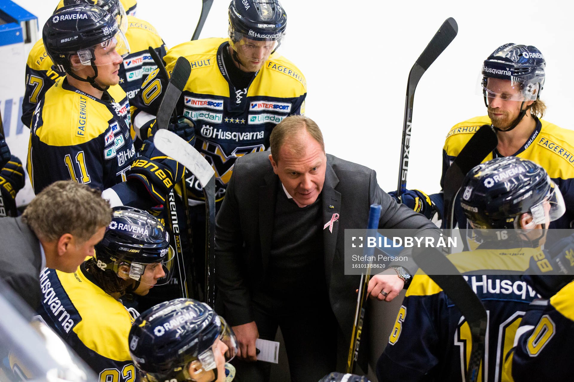 s tränare Johan Lindbom coachar
