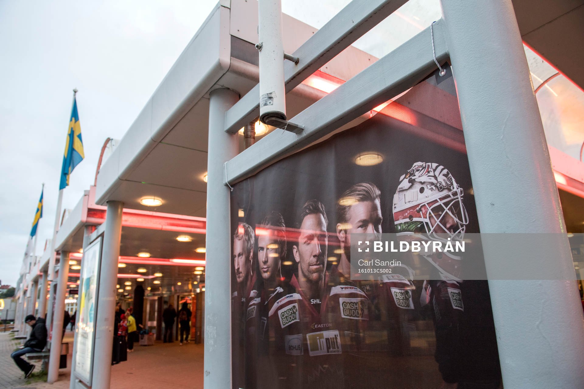 En bild på Frölundaspelare utanför Scandinavium