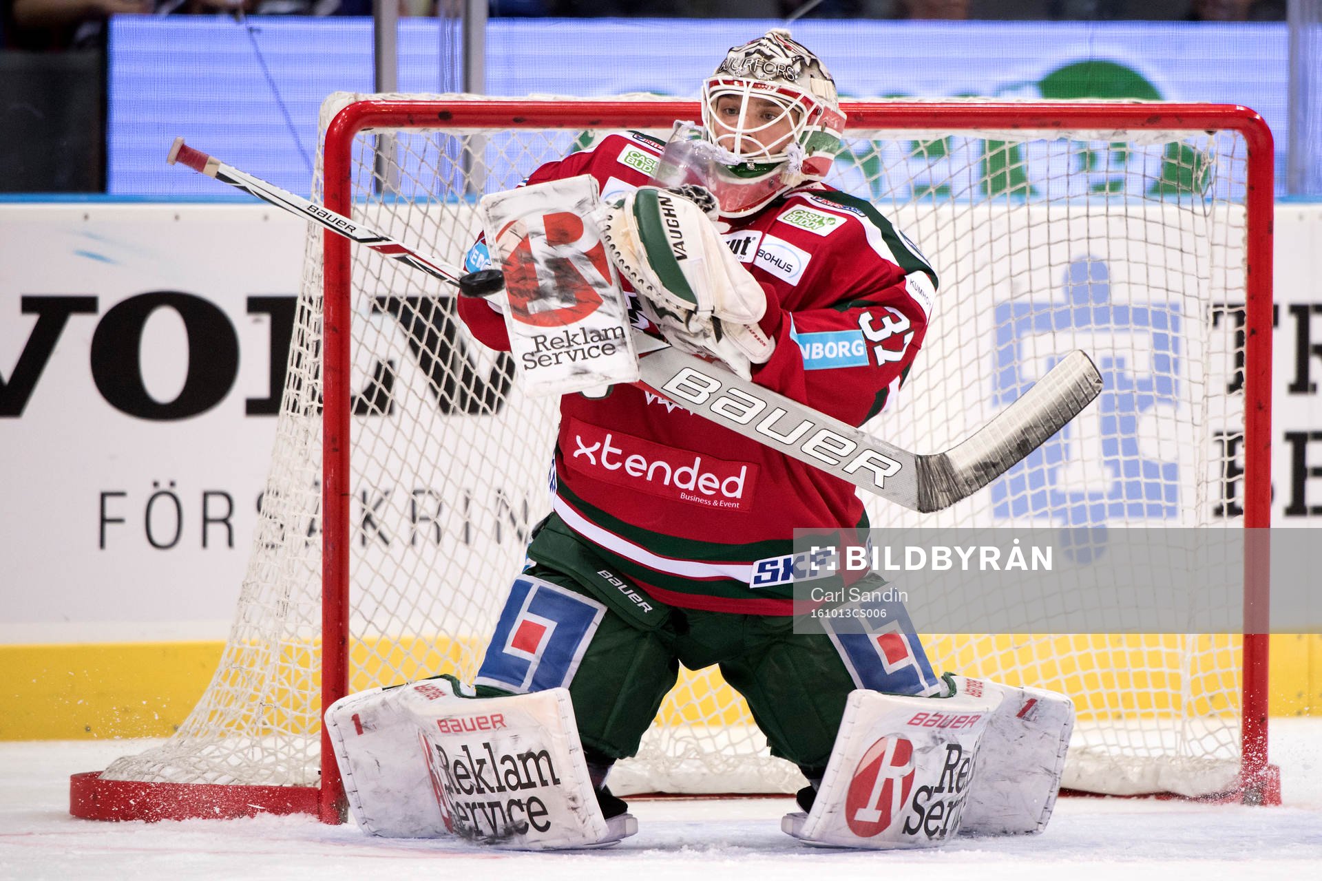Frölundas målvakt Johan Gustafsson värmer upp innan