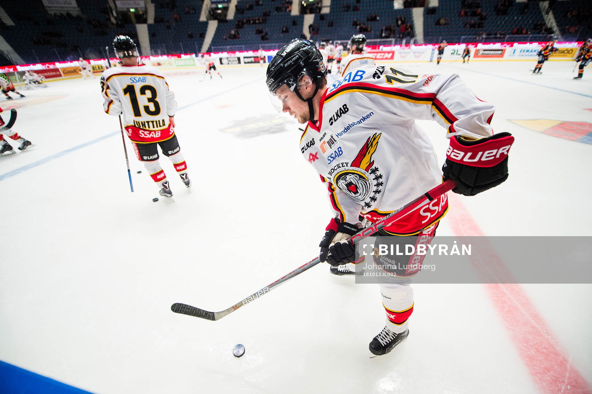 Luleås Petter Emanuelsson värmer upp