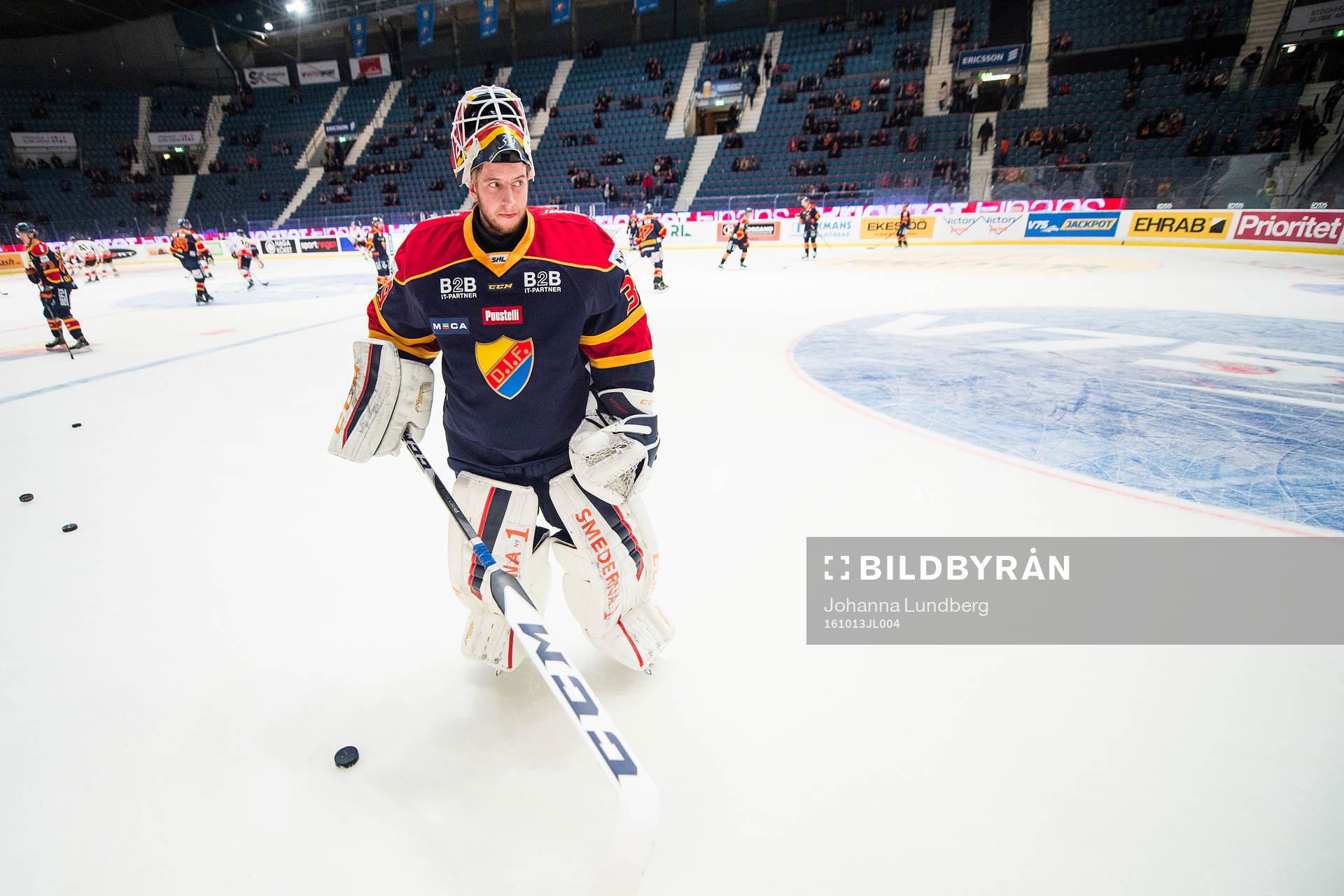 Djurgårdens målvakt Adam Reideborn värmer upp