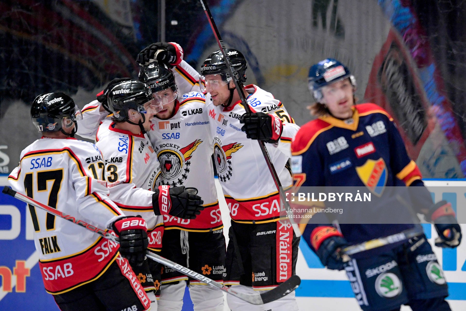 Luleås Petter Emanuelsson jublar med lagkamrater