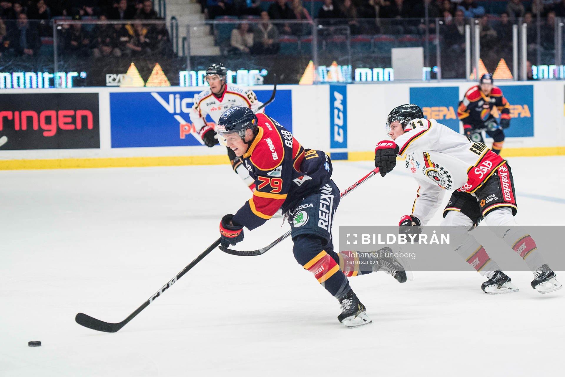 Djurgårdens Patrik Lundh jagas av Luleås Petter